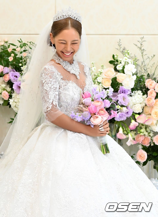Rapper Trudie Goodwin and baseball player Rhee Dae-eun posted a Wedding ceremony at the Grand Hill Convention in Seoul on the afternoon of the 5th after four years of devotion.Trudie Goodwin won the cable channel Mnet Survival Program Until Pretty Rap Star 2 in 2015, and Rhee Dae-eun joined the Chicago Cubs in 2007 and played in the minor leagues and led the KT Wiz integrated championship.Trudie Goodwin smiles as she shoots: 2021.12.05