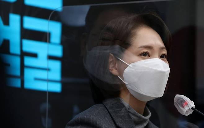 조동연 서경대 군사학과 교수가 지난달 30일 더불어민주당 신임 공동 상임 선대위원장 자격으로 서울 여의도앙당사에서 열린 기자 간담회에 참석해 취재진의 질문에 답하고 있다. 국회 사진기자단