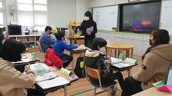 중동초 4학년 학생들의 수업 모습. 사진 김기중 기자