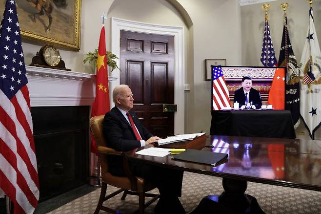 조 바이든 미국 대통령이 지난 11월 15일(현지시간) 백악관에서 시진핑 중국 국가주석과 화상으로 회담하고 있다. (사진=AFP)