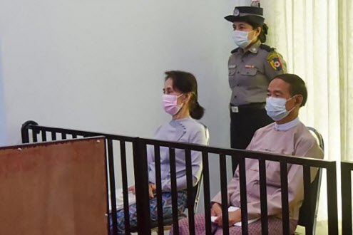 지난 5월 24일 미얀마 법원에 출두한 아웅 산 수치 고문(사진 왼쪽)과 윈 민 미얀바 대통령(사진=AFP)
