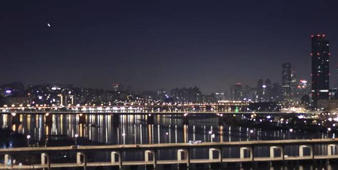 6일 오전 5시 31분쯤 서울 반포대교, 동작대교 등 한강 인근을 실시간으로 촬영해 방송하는 유튜브 채널 ‘데일리 서울 라이브 카메라-한강’에 별똥별(왼쪽 상단)이 떨어지는 모습이 포착됐다. /유튜브