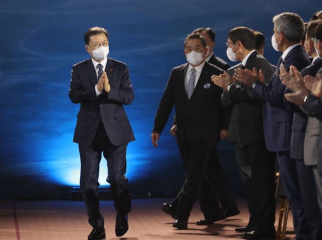 문재인 대통령이 6일 서울 강남구 코엑스에서 열린 제58회 무역의날 기념식에 입장하고 있다. /연합뉴스