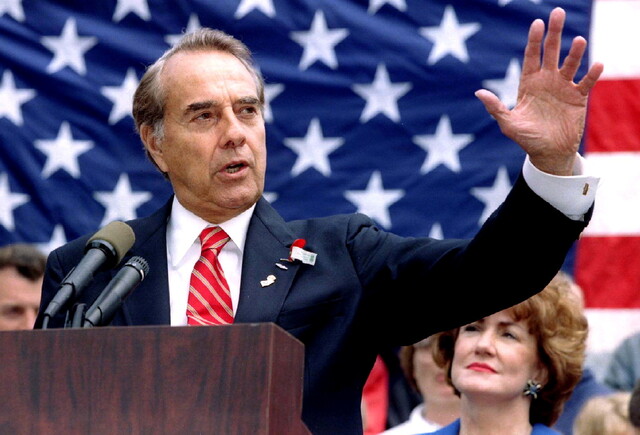 1996년 5월27일, 밥 돌 당시 미국 공화당 대선 후보가 뉴저지주 클리프턴에서 연설하고 있다. 로이터 연합뉴스