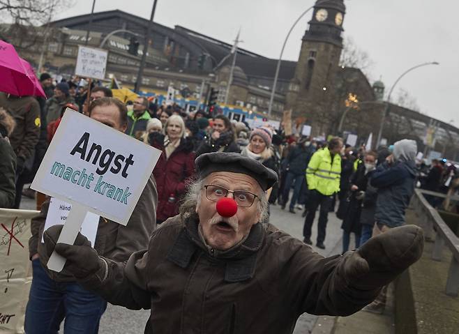 4일 독일 함부르크에서 열린 코로나 방역조치 반대 시위에 참가한 시민이 "공포가 당신을 병들게 한다"고 쓴 피켓을 들고 있다. 이날 시위대는 "방역조치는 충분하다. 우리 아이들에게서 손을 떼라"는 구호를 외치며 가두 시위를 벌였다. AP=연합뉴스