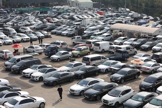서울시내 한 중고차시장에 판매를 위한 중고차들이 주차돼 있다. 한국자동차연구원은 신차와 중고차 가격 상승세가 내년까지 이어질 것으로 내다봤다. [뉴스1]