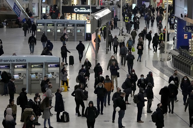 영국 런던 워털루 기차역이 여행객들로 붐비고 있다. AP연합뉴스