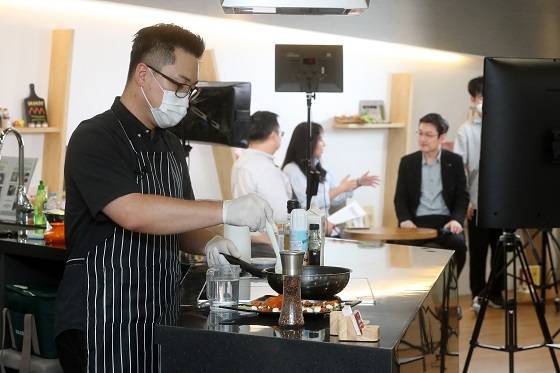 일일쉐프로 참여한 박진수 오픈소스랩 대표가 김치블럭으로 요리를 하고 있다/사진=홍봉진 기자