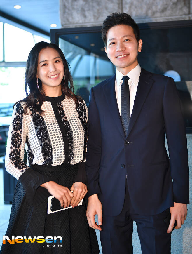 Lee Ji-ae and Kim Jung-geun, who have been communicating with fans as announcers and couples and have been making exemplary images, have been criticized for their Covid19 tested positive.On December 1, Lee Ji-ae, Kim Jung-geun and his wife were judged to be Covid19 tested positive.Both were reported not to have vacine inoculated due to underlying disease.The tested positive of these couples caused the Covid19 emergency again, but it was not possible to blame the couple who did not vaccine for the underlying disease.The problem broke out when Lee Ji-aes past SNS post was reexamined.Lee Ji-ae posted a picture of his younger sister massaging on his instagram on November 29th, saying, I am worried that I am going to send my sisters who want to give me generously, and I will see you when the situation of Covid19 gets better.The netizens said, The guest gives the PCR result and the owner does not vaccine and massages.Of course, according to the article, Lee Ji-ae did not ask for the PCR result, so it could be a warm anecdote showing the deep consideration of his juniors.However, Lee Ji-ae called them steam journalists, but it was revealed that he and his husband, who are journalists, did not take any preventive measures, leaving Lee Ji-ae as an unintelligible act.In the Covid19 situation, viewers have been constantly pointing out the atmosphere of the broadcast.While asking viewers to wear masks, TV performers were forced to feel dissatisfied and uneasy about the continuing of the nomask broadcast.Recently, as face-to-face performances have resumed, some performers have been asked to complete the vacine, and some performers have also come to the board of not inoculating vacine.In short, the unfair and selfish attitude of Naeronambul (if I do romance, I have an affair) is pointed out as a problem.It is also in the same context that criticism against Lee Ji-ae and Kim Jung-geun is mounting.Did you tell the steam journalists who visited the house with PCR inspections in consideration of the couple that they were not vacine?Or did these couples also get their guests after completing PCR Inspection?If the juniors who submit PCR Inspection to worry about their young children are steam journalists, Lee Ji-ae and Kim Jung-geun, who have no mask or Vacine at home, are questionable what journalists they would call.It is unfortunate that Covid19 was infected, but these couples were more fatal than Covid19 with Naeronambul act.Lee Ji-ae mentioned that steamed journalist should not only keep the personal protection thoroughly as well as recognize the weight of a word as it contacts an unspecified number of people.