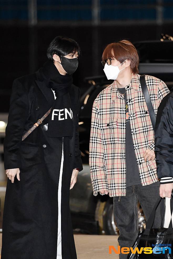 Monsta X (MONSTA X) members Decorative reform, Wait, Hyungwon, Juheon and IM are leaving the country to attend the 2021 Jingle Ball Tour in Los Angeles through the second passenger terminal at the Incheon International Airport in Unseo-dong, Jung-gu, Incheon, on the afternoon of December 6.