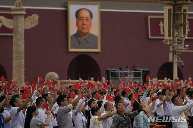 [베이징=AP/뉴시스]지난 7월1일 중국 베이징의 톈안먼 광장에서 중국공산당 창당 100주년 기념행사가 열려 참가 시민들이 고 마오쩌둥 전 주석의 대형 초상화 밑에서 오성기를 흔들고 있다. 2021.12.06.