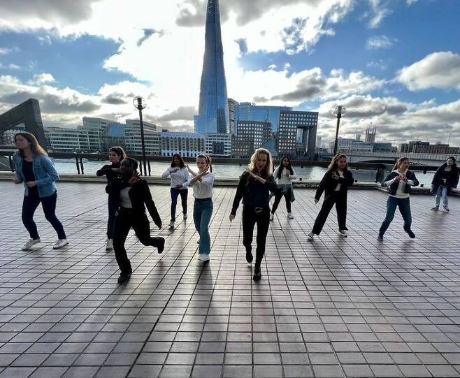 [런던=뉴시스]영국 'K팝 아카데미' 20기 수업에서 졸업식 무대를 위해 K팝 댄스를 연습하는 학생들. (사진: 주영한국문화원) 2021.12.4. *재판매 및 DB 금지
