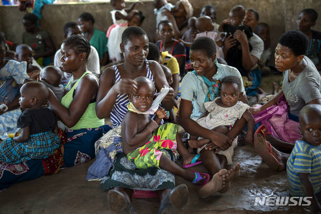 [AP/뉴시스] 2019년 12월 말라위 마을에서 아이들에게 세계 첫 말라리아 백신 주사를 맞히기 위해 주민들이 기다리고 있다
