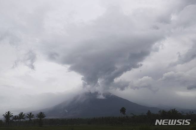 [루마장=AP/뉴시스] 6일(현지시간) 인도네시아 동자바 주 루마장 지구의 스메루 화산이 폭발해 화산재 등을 내뿜고 있다. 스메루 화산이 앞선 4일 폭발하면서 지금까지 14명이 숨지고 50여 명이 다친 것으로 나타났다. 이번 폭발로 주민 1300여 명이 대피하고 마을에 엄청난 양의 화산재가 쌓이는 등 피해가 잇따르고 있다. 2021.12.06.