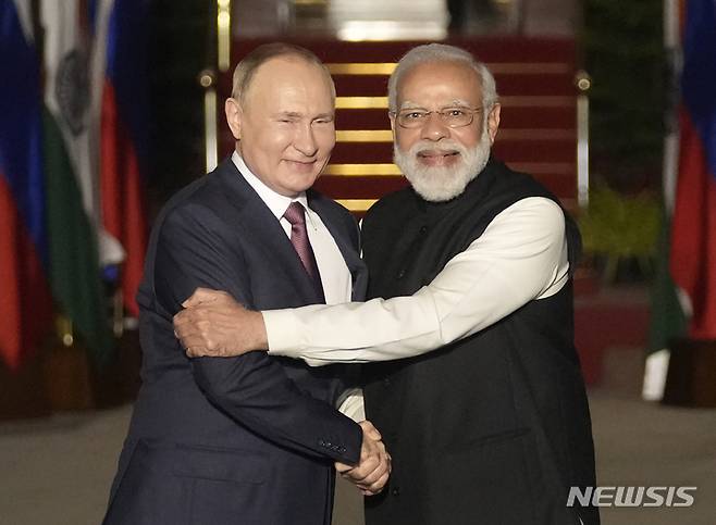 [뉴델리(인도)=AP/뉴시스]블라디미르 푸틴 러시아 대통령(왼쪽)과 나렌드라 모디 인도 총리가 6일 인도 뉴델리에서 회담에 앞서 인사를 나누고 있다. 두 정상은 이날 향후 10년간 군사기술 협력을 확대하기로 합의하는 등 정치와 국방 문제를 포함해 광범위한 의제에 대해 논의했다. 2021.12.6