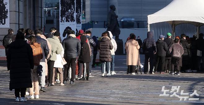 지난 5일 서울역 임시 선별검사소에서 시민들이 검사를 받기 위해 줄을 서 있다. 박종민 기자
