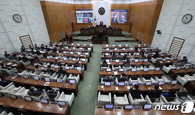 오세훈 서울시장이 11월 17일 종로구 서울시의회에서 열린 제303회 정례회 제3차 본회의 시정질문에 참석해 의원 질의에 답하고 있다. 2021.11.17/뉴스1 © News1 박세연 기자