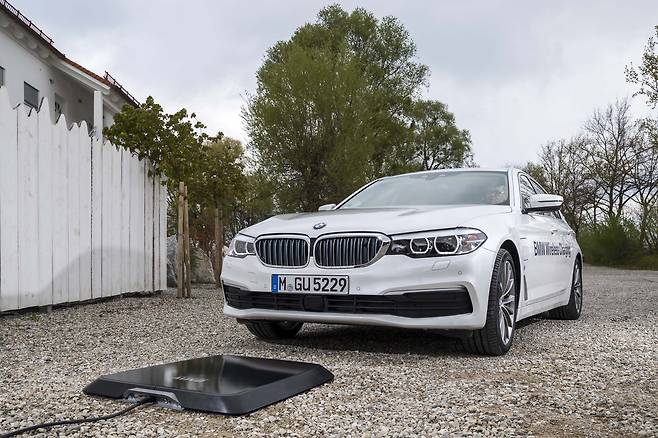 BMW 플러그인 하이브리드 모델 '530e i퍼포먼스'가 무선 충전하는 모습./BMW 제공