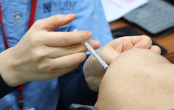 지난 4일 오전 서울 은평구 청구성심병원에서 의료진이 시민에게 화이자 백신을 접종하고 있다. 연합뉴스