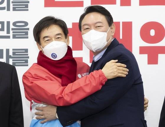 윤석열 국민의힘 대선 후보가 7일 오후 국회에서 국민의힘에 입당한 이용호 의원과 입당식을 마친 뒤 포옹하고 있다. 임현동 기자/20211207