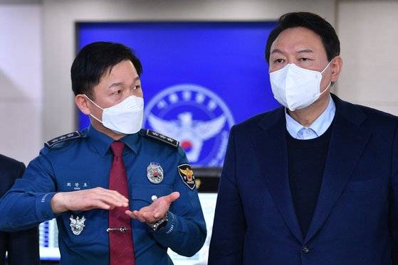 윤석열 국민의힘 대선 후보가 7일 오후 서울 종로구 서울경찰청 112종합상황실을 방문해 최관호 서울경찰청장의 설명을 듣고 있다. 뉴스1