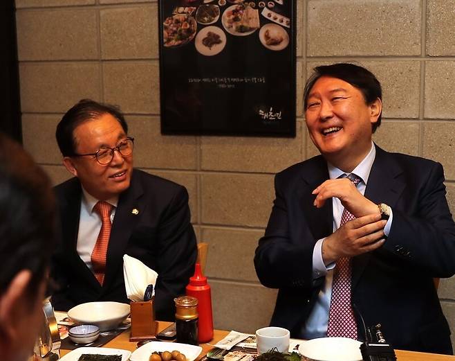 ▲ 국민의힘 선대위 종교특보단장을 맡은 이채익 국민의힘 의원(왼쪽). 사진=이채익 의원 페이스북