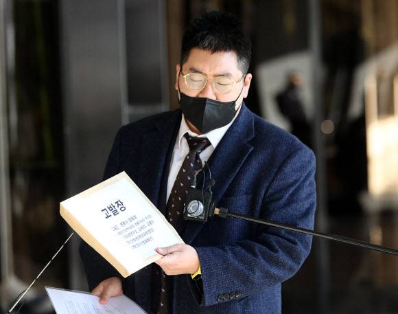 가세연 고발하는 민주당 - 더불어민주당 선대위 법률지원단 양태정 변호사가 3일 오전 서울 서초구 서울중앙지검에서 유튜브채널 가로세로연구소(가세연)의 법인과 운영자 강용석 변호사, 김세의 전 MBC 기자를 공직선거법상 후보자비방, 정보통신망법상 명예훼손 혐의로 고발하기 전 취재진의 질문에 답하고 있다.민주당은 가세연이 이재명 후보를 낙선시킬 목적으로 조동연 상임 공동선대위원장의 사생활 의혹을 제기하며 조 위원장 본인과 그 가족의 명예를 훼손했다고 주장했다. 2021.12.3 연합뉴스