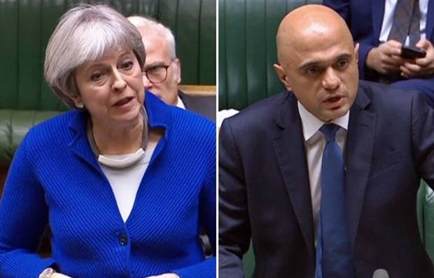 테리사 메이 전 영국 총리(왼쪽)는 “경제를 봉쇄했다가 풀었다가 하는 통에 기업은 도산하고 일자리는 날아갔다. 이런 식으로는 새 변이에 대응할 수 없다”고 꼬집었다. 이에 대해 사지드 자비드 영국 보건부 장관(오른쪽)은 오미크론의 지역 사회 전파가 이미 시작됐다며 추가 제재의 필요성을 강조했다.