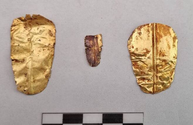 이번에 무덤에서 발견된 혀 모양의 금. 사진=이집트 관광유물부