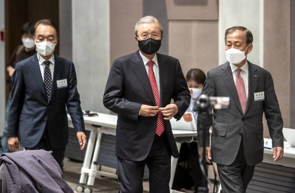 국민의힘 김종인 총괄선대위원장이 7일 오후 서울 프레스센터에서 열린 국가비전 심포지움 국민행복과 국가미래에 참석하고 있다. 2021.12.7 연합뉴스