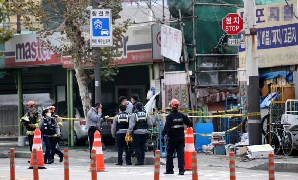 폭발물 의심 물체 발견으로 통제되는 마포구 신수동 일대 - 7일 오후 서울 마포구 신수동의 한 고물상에 폭발물로 의심되는 철제 물품이 발견됐다는 신고가 들어와 119소방대, 경찰, 군 폭발물 처리반(EOD)이 출동해 주변을 통제하고 있다. 2021.12.7 연합뉴스