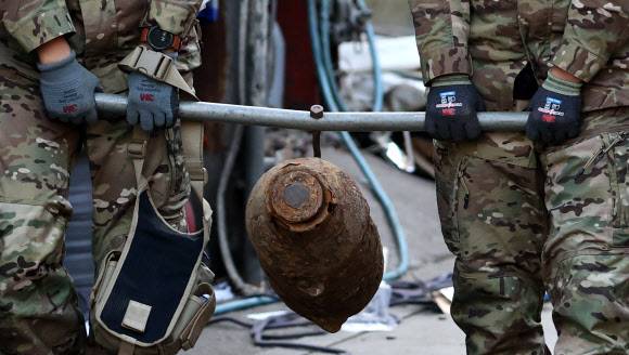 마포구 고물상 폭발물 의심물체 발견, 항공탄 추정? - 7일 오후 서울 마포구 신수동의 한 고물상에 폭발물로 의심되는 철제 물품이 발견됐다는 신고가 들어와 군 폭발물 처리반(EOD)이 출동, 폭발 의심 물체를 옮기고 있다. 2021.12.7 연합뉴스