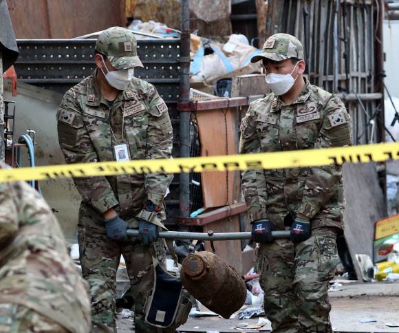 마포구 신수동 고물상 폭발물 의심 물체 발견 - 7일 오후 서울 마포구 신수동의 한 고물상에 폭발물로 의심되는 철제 물품이 발견됐다는 신고가 들어와 군 폭발물 처리반(EOD)이 출동해 폭발물 의심물체를 옮기고 있다. 2021.12.7 연합뉴스