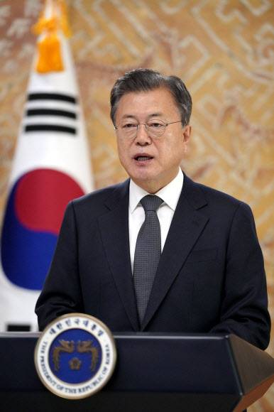 서울 유엔 평화 유지 장관회의 영상 축사하는 문 대통령 - 문재인 대통령이 7일 서울 그랜드 하얏트 서울에서 열린 ‘2021 서울 유엔 평화 유지 장관회의 개회식’에서 영상 축사를 하고 있다. 2021.12.7 청와대 제공