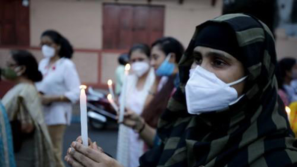 여성에 대한 폭력 중단을 요구하는 인도 시위대 [사진 제공: 연합뉴스]