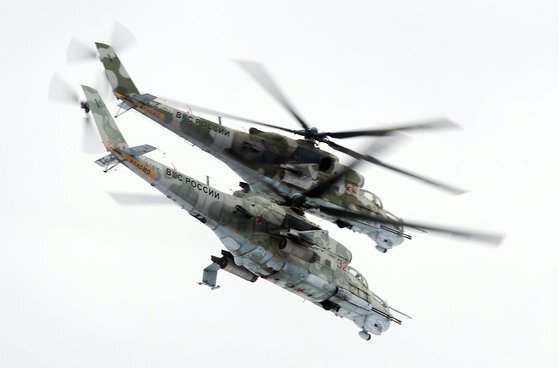 러시아군의 밀 Mi-24 공격 헬기가 11월 12일 러시아 중서부 카잔 고등 전차 지휘관 학교에서 열린 '부서뜨릴 수 없는 형재애'라는 이름의 군사 훈련에 참가하고 있다. TASS=연합뉴스