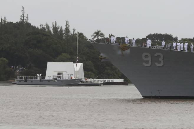 진주만 공습 당시 침몰한 USS 애리조나 함 위에 세워진 기념관(왼쪽) 앞으로 7일 USS 정훈 함이 지나가고 있다. AP=연합뉴스