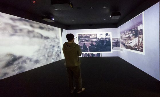 G밸리산업박물관을 찾은 한 관람객이 구로공단의 역사를 압축한 영상을 보고 있다. 권혁재 사진전문기자