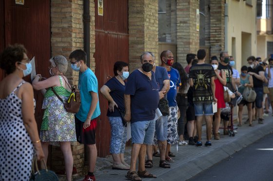 지난해 8월 10일 스페인 바르셀로나에서 코로나19 PCR 검사를 받기 위해 줄을 선 시민들. 기사 내용과 무관한 사진. AP=연합뉴스