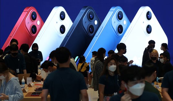 애플의 스마트폰 아이폰13 시리즈를 판매하고 있는 서울 강남구 가로수길에서 고객들이 아이폰13 제품을 살펴보고 있다. [뉴스1]