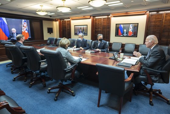 조 바이든 대통령이 푸틴 러시아 대통령과 화상 회의를 하고 있다. 연합뉴스