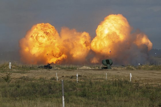 러시아가 우크라이나 근처에서 군사력을 증강하고 있다는 우려가 제기되고 있다. 사진은 러시아와 벨라루스의 합동 전략 훈련장 위로 화염이 치솟는 모습. 연합뉴스