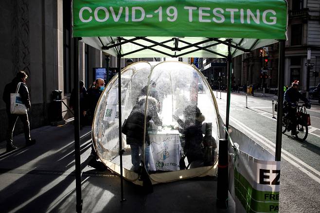 지난 1일(현지시간) 뉴욕 거리에 설치된 코로나19 임시 검사소에서 주민들이 검사를 받고 있다. 뉴욕 | 로이터연합뉴스