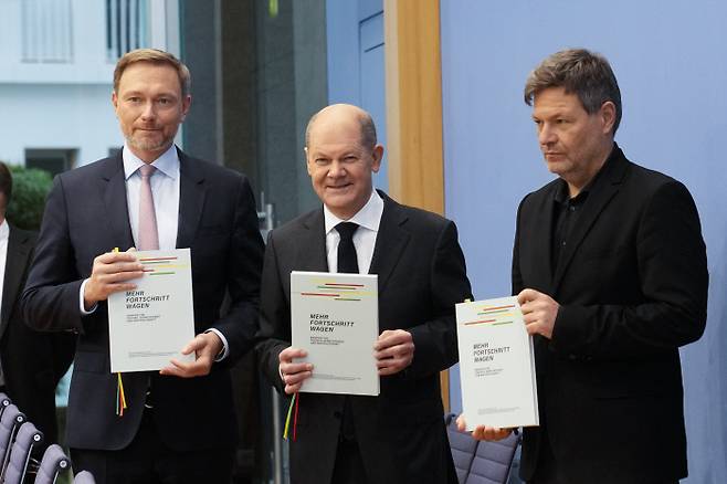 사민당인 올라프 숄츠 독일 총리(가운데)와 자민당인 크리스티안 린드너 재무장관(왼쪽), 녹색당인 로베르트 하베크 부총리 겸 경제·기후변화장관이 연립정부 출범식이 열린 7일(현지시간) 임명장을 들고 있다. 베를린 | AP연합뉴스