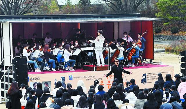 김동섭 바리톤이 충북 진천여자중학교에서 'You raise me up'을 부르고 있다.