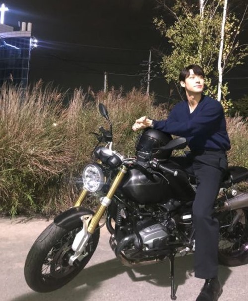 Actor Lee Do-hyun showed off his coolness.Lee Do-hyun posted a picture on his instagram on the afternoon of the 8th.Inside the picture is a picture of him riding a motorcycle.With a sleek visual, Lee Do-hyun attracted attention with his solid physical.In addition, he boasted a superior proportion with a small face and long legs.Meanwhile, Lee is currently appearing on TVNWednesday-Thursday evening drama drama Melancholia.