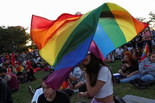칠레 상·하원이 8일(한국시각) 동성 결혼 합법화 법안을 가결했다. 사진은 이날 칠레 수도 산티아고에서 진행된 동성 결혼 합법화 지지자 모임. /사진=로이터