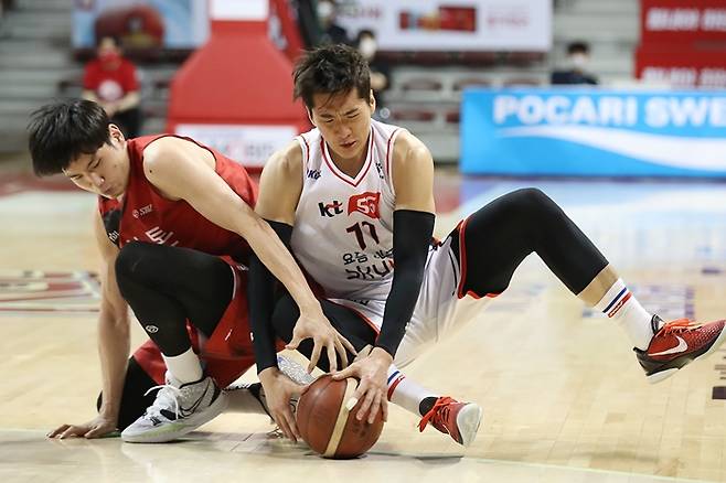 수원KT 양홍석이 8일 프로농구 2라운드 최우수선수에 선정됐다. 사진은 지난 4월 안양KGC인삼공사전에 나선 양홍석(오른쪽). /사진=뉴스1