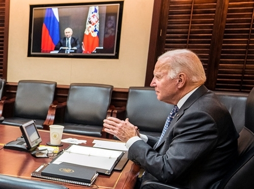 제이크 설리번 미국 백악관 국가안보보좌관은 이날 노드스트림2 천연가스 파이프라인 폐쇄를 대 러시아 제재 수단으로 사용할 수 있다고 밝혔다. 사진은 이날 블라디미르 푸틴 러시아 대통령(왼쪽)과 비대면 정상회담을 진행하는 조 바이든 미국 대통령. /사진=로이터