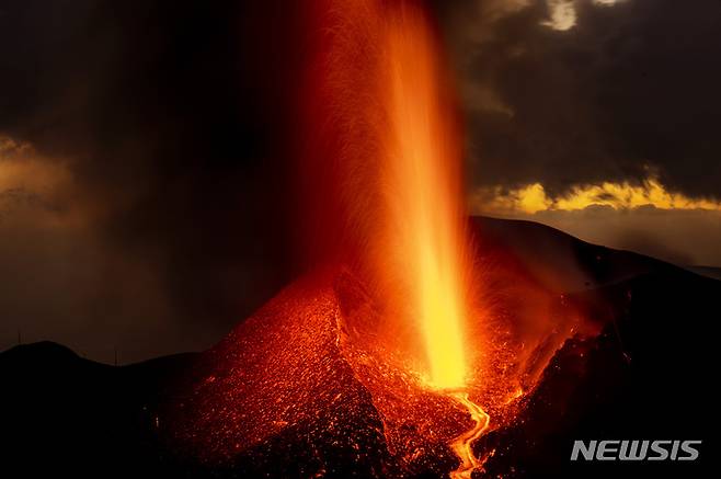 [라팔마=AP/뉴시스] 2일(현지시간) 스페인 카나리아제도 라팔마섬의 쿸브레 비에하 화산에서 용암이 분출하고 있다. 스페인 국립지질연구소는 이 지역의 최근 화산 활동이 증가했다며 지난 24시간 동안 341회의 지진이 감지됐다고 밝혔다. 2021.12.03.